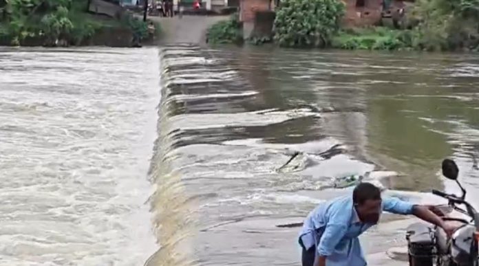 Bokaro rain news, Garga dam gate opened, Bharra bridge Bokaro, river water level high Jharkhand, Bokaro flooded rivers risk, Chas Bokaro local news