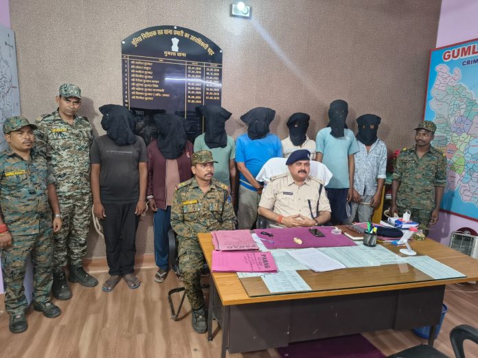 Gumla Police, Gambling Raid Gumla, Bharda Gumla News, Inspector Dinesh Kumar, Crime News Jharkhand, Illegal Gambling Arrests, Gumla Sadar Thana