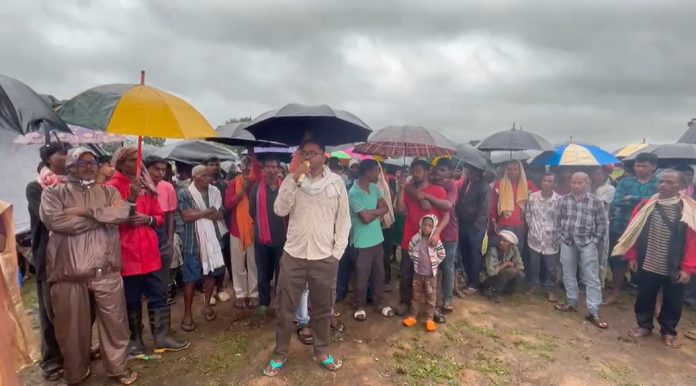 Gumla protest news, Hindalco bauxite transport strike, Serendag Bimerla Kujam mining, Gumla road construction demand, 52 years pending road demand, Jharkhand local news