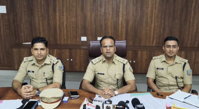 Jamshedpur Police, Jamshedpur News, East Singhbhum Police, SSP Jamshedpur, Crime Control, Law and Order, CCTV Cameras, 300 CCTV Cameras, Festival Security, Police Review Meeting, Drug Crime, Illegal Weapons, Crime Prevention, Public Complaints, Jharkhand Police, Jamshedpur Crime News