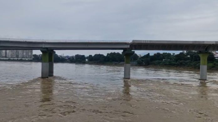 Jamshedpur flood alert, Chandil Dam gates opened, Swarnrekha and Kharkai river, Jamshedpur rain news, Bagbera Mango Jugsalai, IMD Jharkhand weather warning