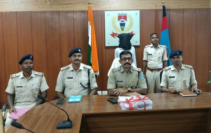 Khunti News, Jharkhand News, PLFI, PLFI News, Khunti Police, Runia Police, Bajendra Mahto, Weapon Seized, Arrest News, Jharkhand Crime, Desi Revolver, Live Cartridges, Torpa SDPO, Police Raid, Crime News