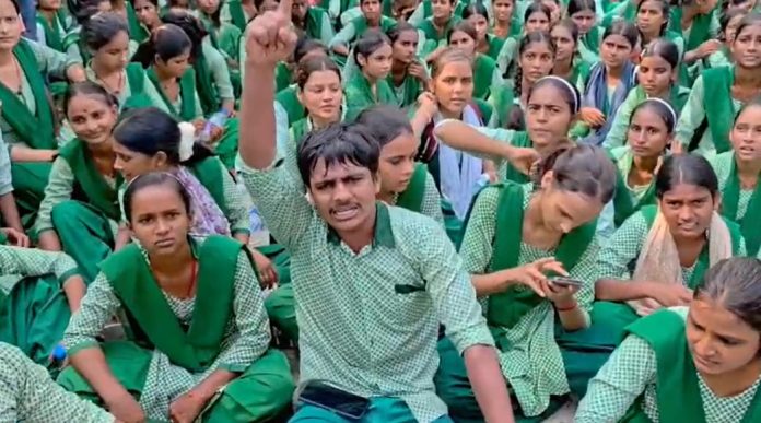 Koderma News, Satgawan News, Student Protest Jharkhand, High School Teacher Shortage, Jharkhand Education Department, School Protests Koderma, Crime News Jharkhand, Jharkhand News