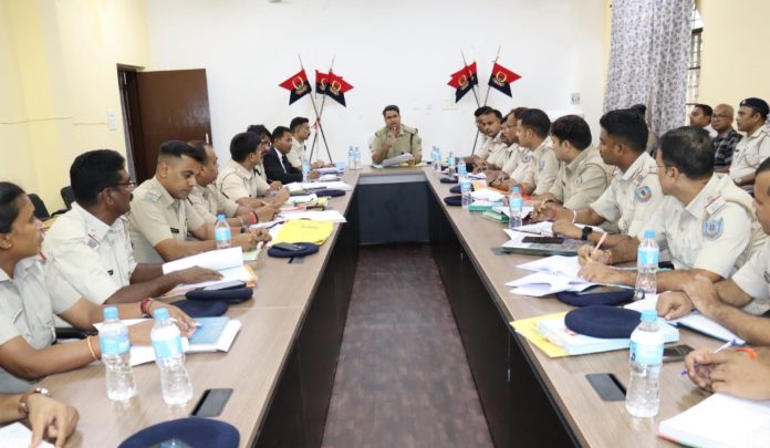 Koderma news, Koderma SP, monthly crime meeting, zero tolerance on drugs, women safety, Dial 112, Durga Puja security, Jharkhand police
