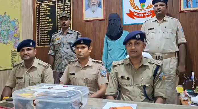 Pakur News, Ganja Smuggling, Police Raid, Fatehpur Village, NDPS Act, Jharkhand Crime