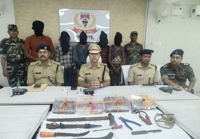 Palamu Police, Inter-District Gang Arrest, Gold and Silver Recovery, SP Kapil Chaudhary, Sadar SDPO Rajesh यादव, Palamu Crime News, Dehri Dalmianagar Jeweler
