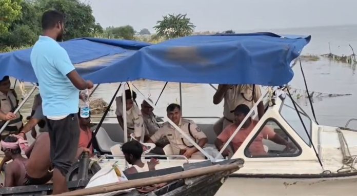 Sahibganj News, Flood Relief, Police Action, Rampur Diyara, Animal Treatment, Jharkhand News