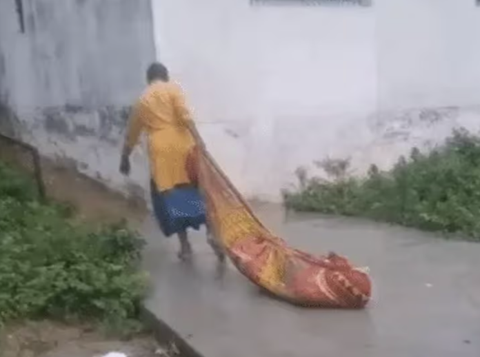 पोस्टमॉर्टम हाउस के बाहर से एक हैरान करने वाला वीडियो सोशल मीडिया