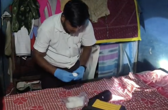 खिड़की से फेका गया ज्वलनशील पदार्थ
