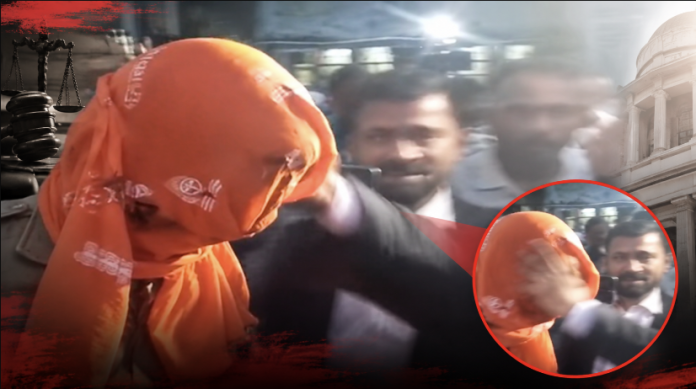 आरोपी को कोर्ट से निकलते समय वकील ने मारा थप्पड़