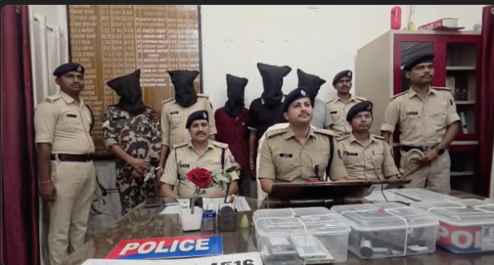 कार से दारोगा और कमांडो की वर्दी पहनकर निकले आरोपी