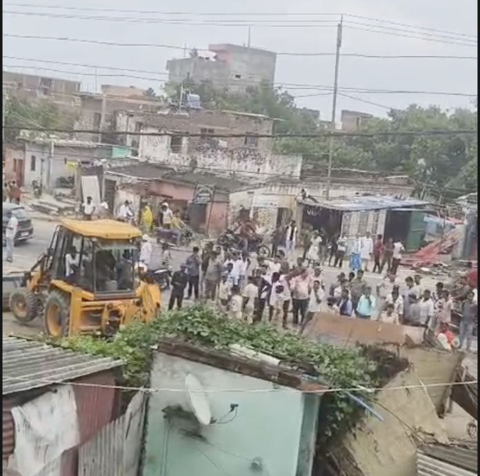 JCB से दीवार गिरने पर महिला घायल हो गई