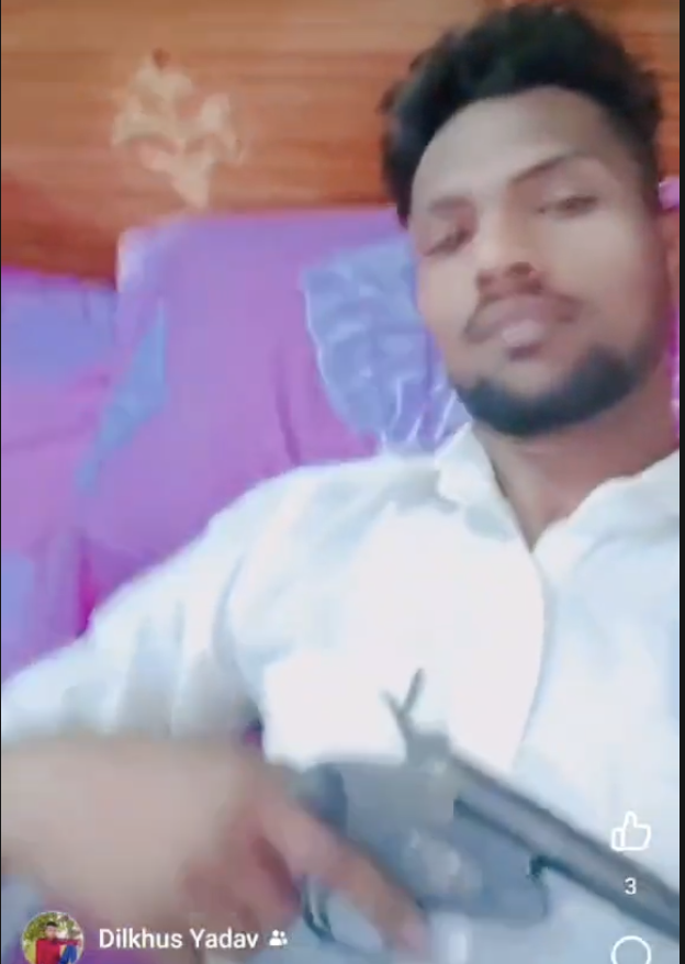 हाथ में कट्टा, सामने कारतूस... वीडियो वायरल