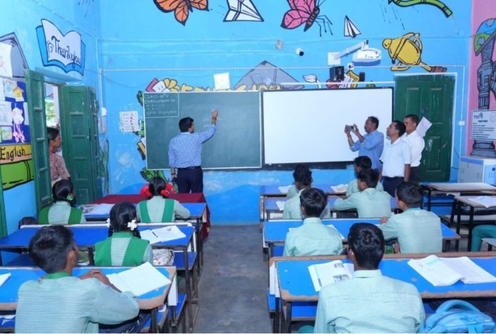 West Singhbhum News, Manohararpur DC Manish Kumar, School Inspection, Jharkhand News, DMFT Fund, Student Education