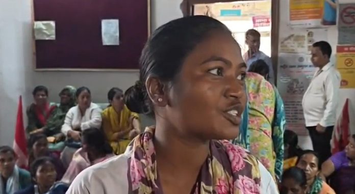Bokaro news, health workers protest, civil surgeon office, outsourcing agency, contract employees, Durga Puja salary, Jharkhand news