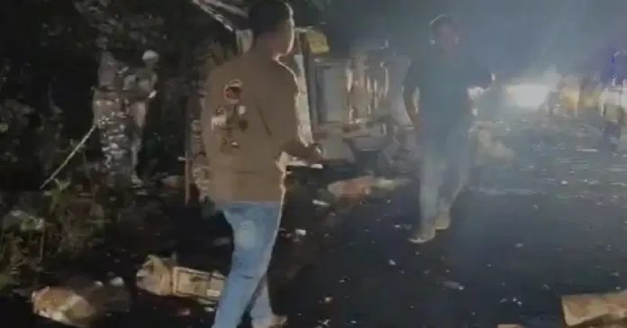Chaibasa News, West Singhbhum, liquor truck overturns, Khutpani Chakradharpur road, Jharkhand news, police investigation