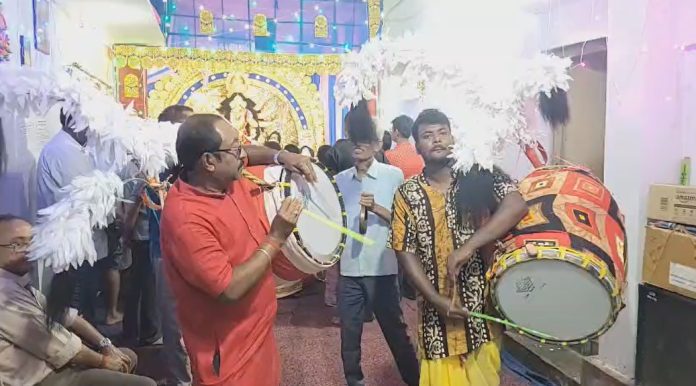 Chatra News, Durga Puja Tradition, Bhagalpur Idol, Gayaji Pandits, Sindur Khela, Jharkhand Festivals