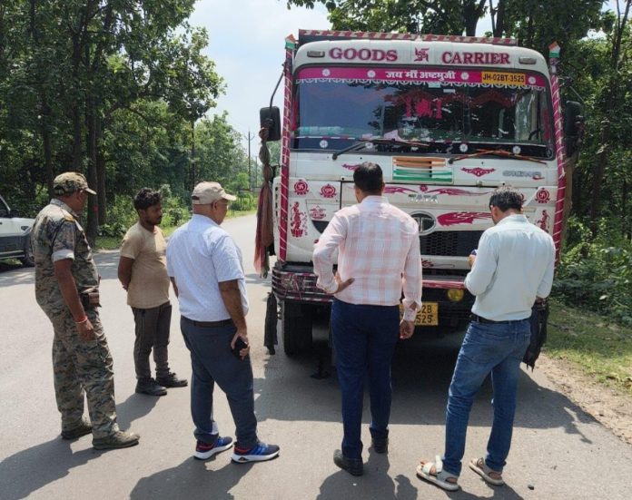 Chatra news, Simaria Tandwa road, DTO Dilip Kumar, traffic rule violation, vehicle checking in Chatra, overloads fine, Jharkhand transport news