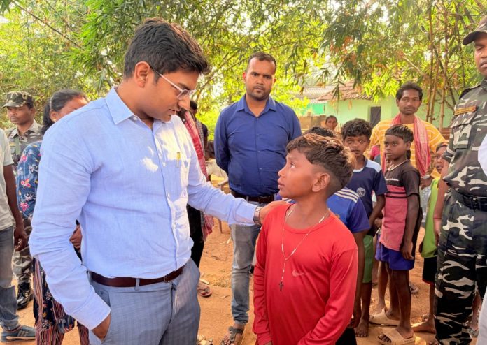 Dumka news, Dumka DC village visit, Haripur Panchayat, Sarsaria village Dumka, Jharkhand administration news, government schemes Jharkhand, Dumka latest updates
