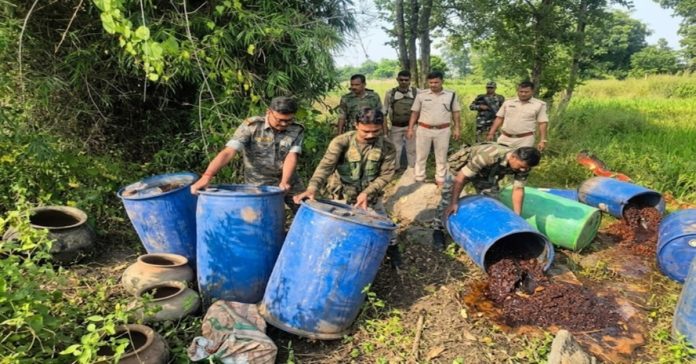 Garhwa Police, Illegal Liquor Raid, Ramna Police Station, Aditya Kumar Nayak, Jharkhand News, Mahua Liquor Destruction, Durga Puja Security