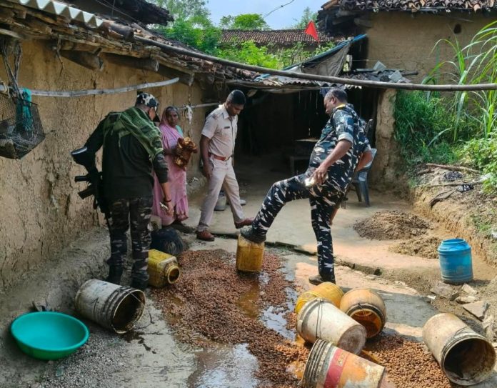 Garhwa news, Hariharpur OP, illegal liquor raid, Jharkhand police, mahua wine destruction, local news