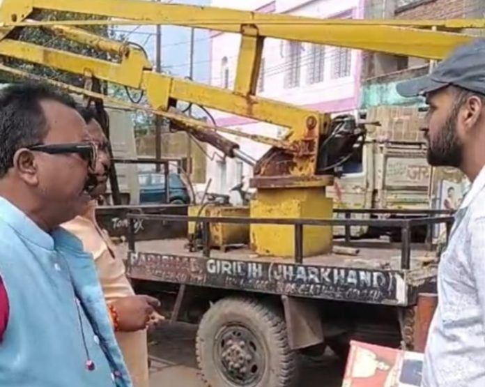 Giridih news, BJP leader Vinod Sinha, Giridih Municipal Corporation, hoarding controversy, political dispute Giridih, Durga Puja banners removed, Jharkhand local news