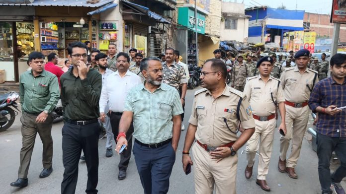 Giridih news, Durga Puja security, DC Ramniwas Yadav, SP Dr Bimal Kumar, flag march Giridih, Jharkhand news, local updates