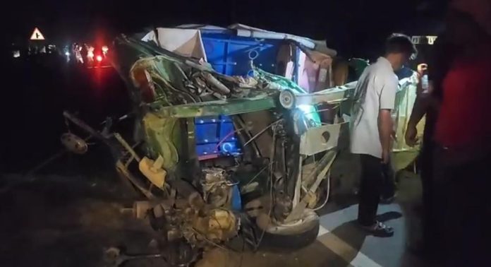 Giridih news, Khorimahua road accident, Dhanwar Giridih road jam, car hits auto Jharkhand, road accident protest Jharkhand