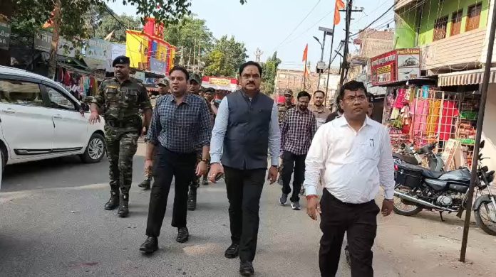 Gumla news, Durga Puja Gumla, DC Dileshwar Mahato, pandal inspection, Gumla administration, crowd management, fire safety, Jharkhand local news