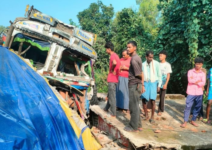 Hazaribagh News, Barkatha News, NH-19 Accident, Road Accident Jharkhand, Crime News Jharkhand, Jharkhand News, Hazaribagh Police, Truck Accident Barkatha
