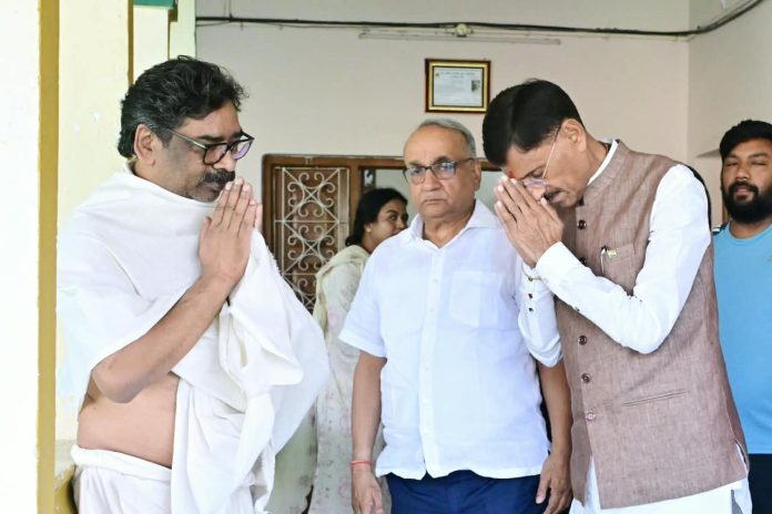 Hemant Soren, Rupi Soren, Sanjay Seth, Jharkhand News, Ramgarh News, Nemra News, Kalpana Soren, Rupi Soren Death, Hemant Soren Mother Demise, Sanjay Seth Visits Nemra, Jharkhand Politics, Union Minister Sanjay Seth, Radha Krishna Kishore, Neera Yadav, Mamta Devi, Lambodar Mahato, Condolence Visit, Jharkhand Chief Minister, Political News, Latest Jharkhand News