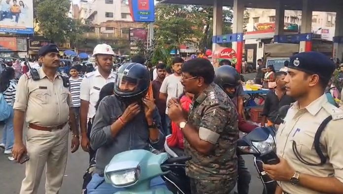 Jamshedpur News, Sakchi Traffic Police, Traffic DSP Neeraj Kumar, Road Safety Campaign, Free Helmet Distribution, Jharkhand News