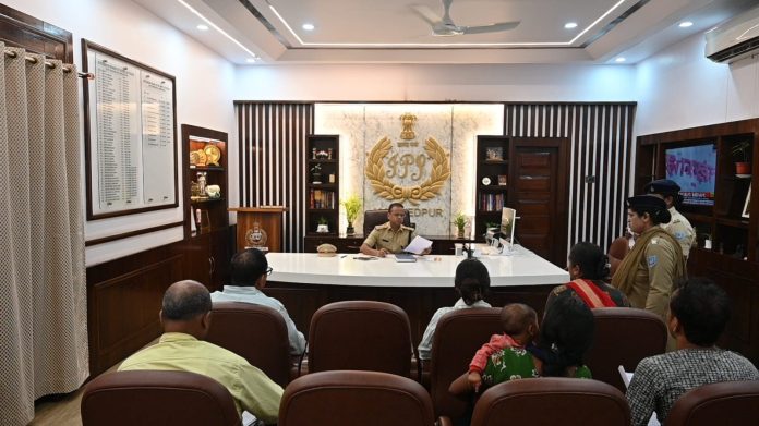 Jamshedpur news, Jamshedpur SSP, Dr Aihtesham Waqarib, Janata Darbar Jamshedpur, East Singhbhum police, Jharkhand news, police public interaction