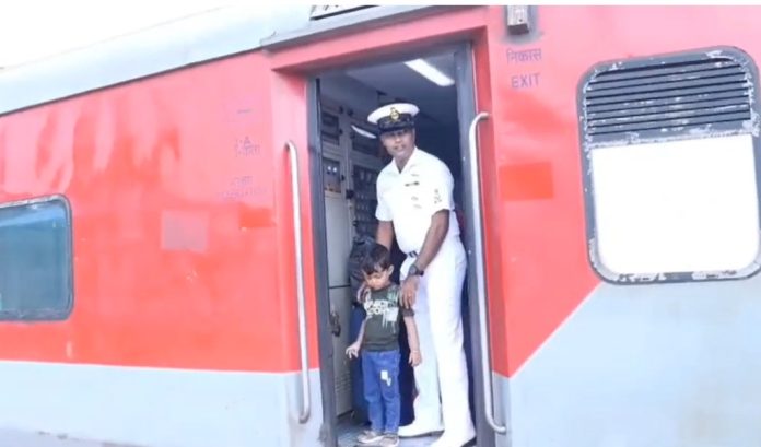 Koderma news, Indian Navy veteran, Rahul Ranjan Tiwari, Parsabad railway station, Jayanagar, Jharkhand local updates, patriotic welcome