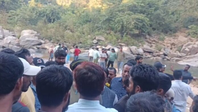 Latehar news, Datam Patam Fall, Herhanj police station, Balumath, Panki Palamu, youths drowning, rescue operation Jharkhand