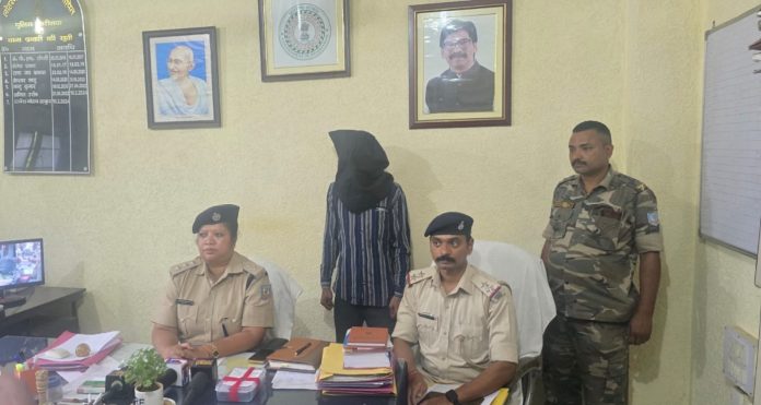 Lohardaga news, ganja smuggling, fake number plate, police raid, drug bust Jharkhand, crime news, Lohardaga police