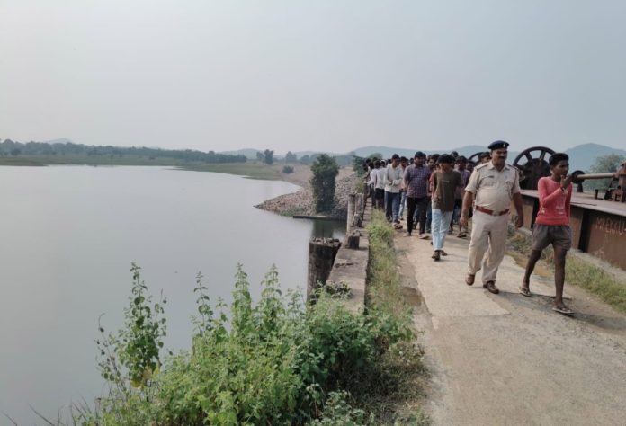 Palamu News, Batane Dam, Naudiha Bazar Police, Drowning Incident Jharkhand, Search Operation, Chhatarpur Palamu, Jharkhand Local News, Divers Search Operation