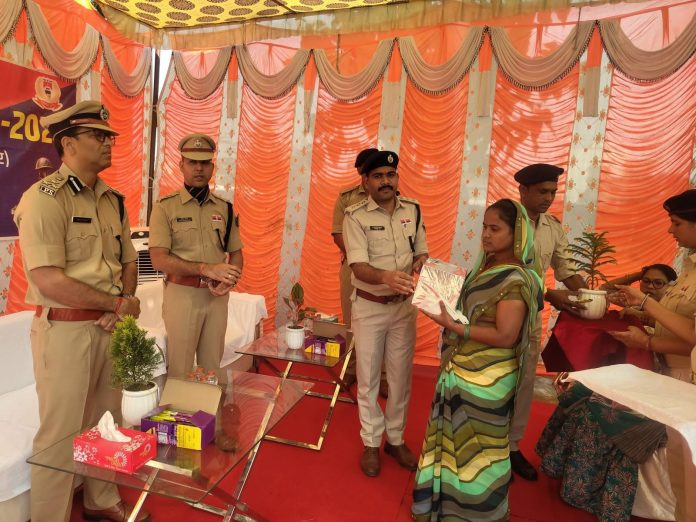 Palamu News, Police Commemoration Day, DIG Kishore Kaushal, SP Kapil Chaudhary, Martyr Families, Jharkhand Police, Daltonganj, Latest News