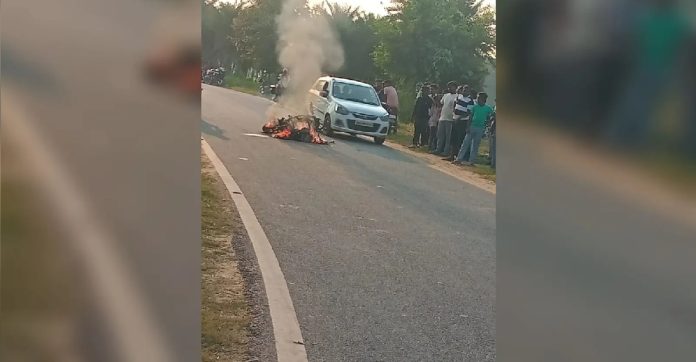 Palamu news, Navajapur Palamu, scooty catches fire Jharkhand, Palamu police, Navakhas news