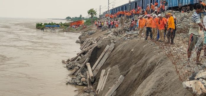 Sahibganj News, Ganga River Erosion, Eastern Railway, Maharajpur Sakrigali, Railway Track Safety, Jharkhand News, Train Traffic Update
