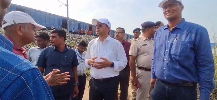 Sahibganj News, Ganga River Erosion, Eastern Railway, Malda Division DRM, Sahibganj Barharwa Rail Section, Train Traffic Suspended, Railway Track Erosion