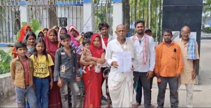 रास्ते के लिए परेशान दलित परिवार