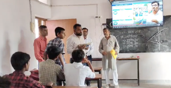 DM ने पढ़ाया गणित