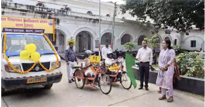 छपरा समाहरणालय में दिव्यांगजनों को सहायक उपकरण उपलब्ध कराने के लिए प्रचार वाहन को हरी झंडी दिखाते जिला पदाधिकारी