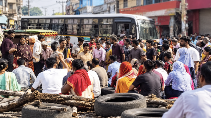 दरवाजा तोड़कर महिला से मारपीट और छेड़खानी
