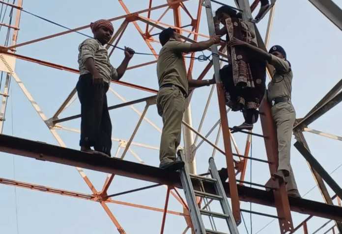 टावर पर चढ़ी महिला