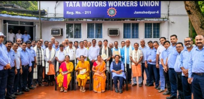 Tata Motors, Jamshedpur, Tata Motors Workers Union, Retired Employees Farewell, Shashi Bhushan Prasad, RK Singh, Corporate News Jharkhand, Employee Recognition