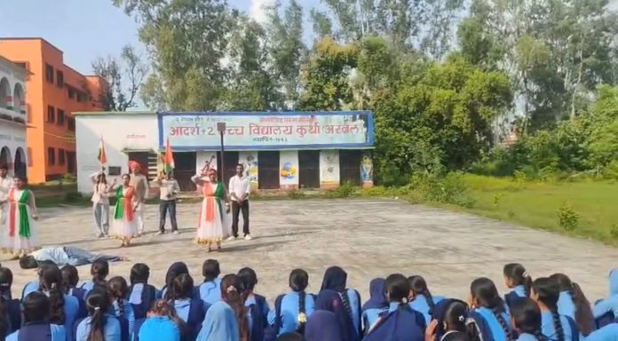 अरवल के कुर्था में नमो सेवा अनकही कहानी कार्यक्रम के दौरान प्रधानमंत्री नरेंद्र मोदी की यात्रा पर आधारित नाट्य प्रस्तुति