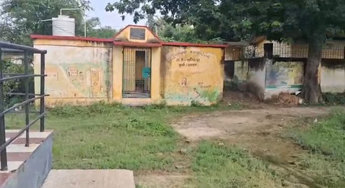 अरवल के बिथरा मोड़ पर बंद पड़ा सामुदायिक शौचालय