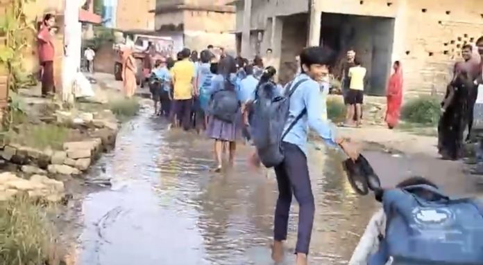 बांका जिले के कामदेवपुर गांव के वार्ड 15 में जलजमाव से प्रभावित सड़क
